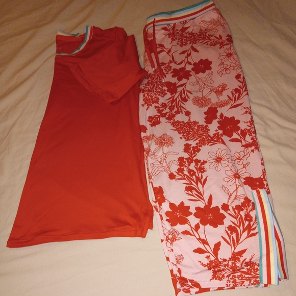 Cuddl Duds Red Top with Floral Print Capri Bottoms Pajama Set Size Medium NWOT - Picture 1 of 3